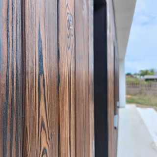 Revestimiento rústico de madera carbonizada - Imagen 1